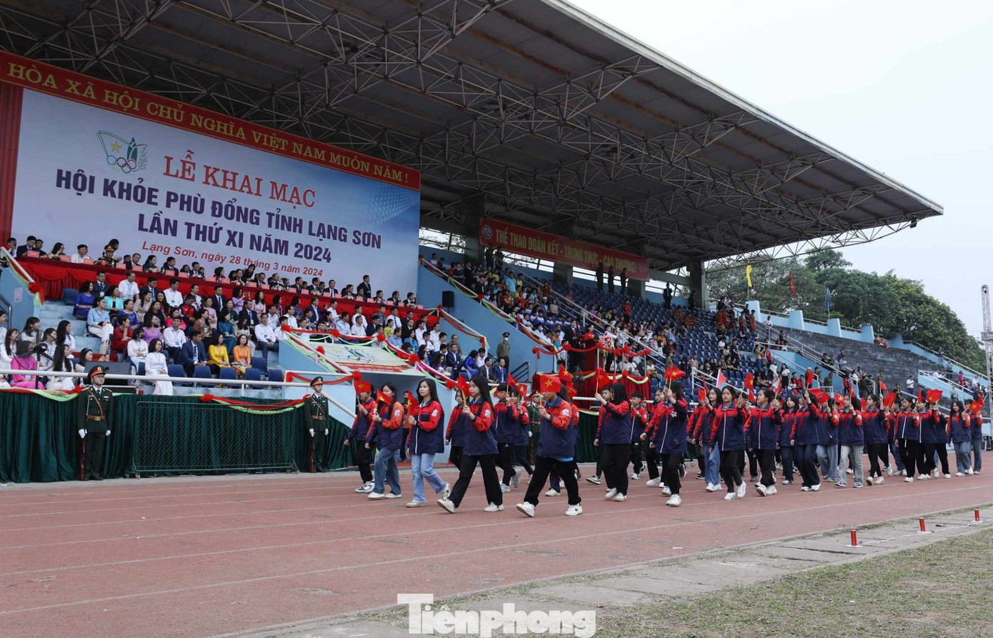 Học sinh các khối trường học diễn diễu biểu dương lực lượng. Học sinh các khối trường học diễn diễu biểu dương lực lượng.