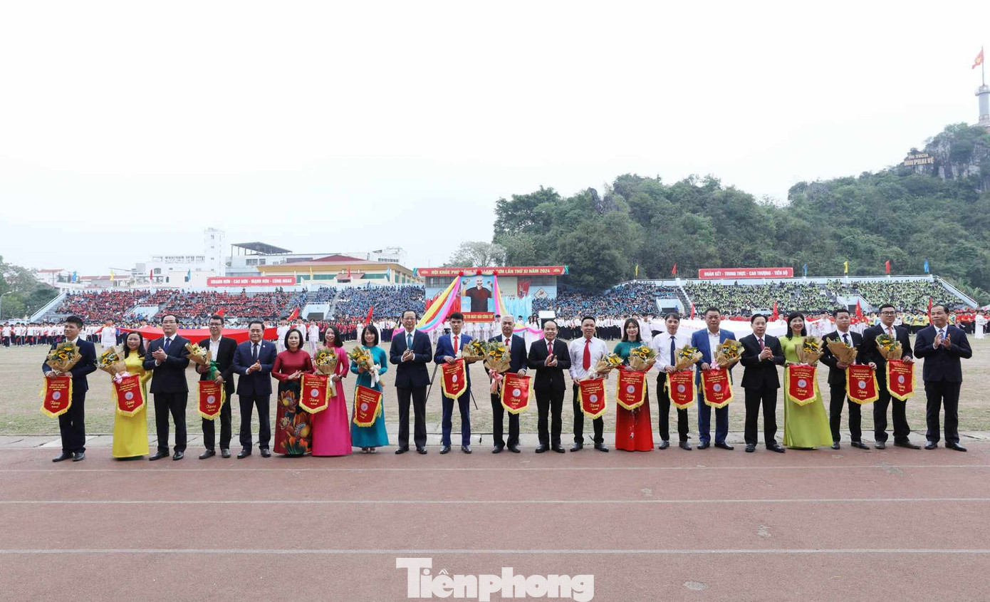 Ban tổ chức, lãnh đạo địa phương tặng cờ, hoa cho các đoàn tham gia Hội khỏe Phù Đổng Lạng Sơn 2024. Ban tổ chức, lãnh đạo địa phương tặng cờ, hoa cho các đoàn tham gia Hội khỏe Phù Đổng Lạng Sơn 2024.