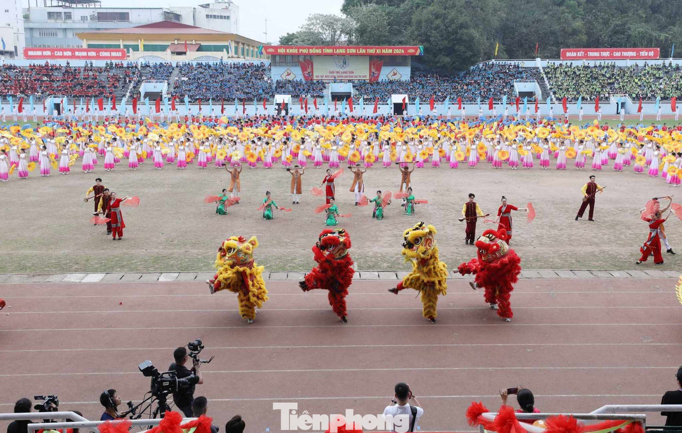Màn đồng diễn sôi nổi, khí thế chào mừng Lễ khai mạc Hội khỏe Phù Đổng. Màn đồng diễn sôi nổi, khí thế chào mừng Lễ khai mạc Hội khỏe Phù Đổng.