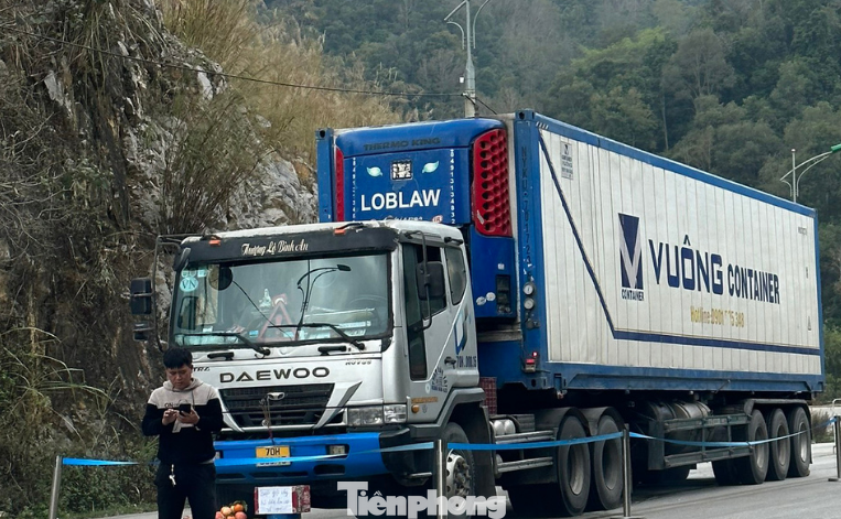 Phát hiện đồng nghiệp tử vong, lái xe đã điện báo cho cơ quan chức năng. Ảnh: Duy Chiến Phát hiện đồng nghiệp tử vong, lái xe đã điện báo cho cơ quan chức năng. Ảnh: Duy Chiến