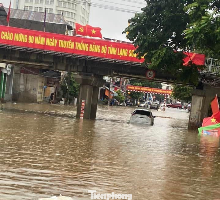 Nhiều tuyến đường ở thành phố Lạng Sơn bị ngập úng. Ảnh: TL