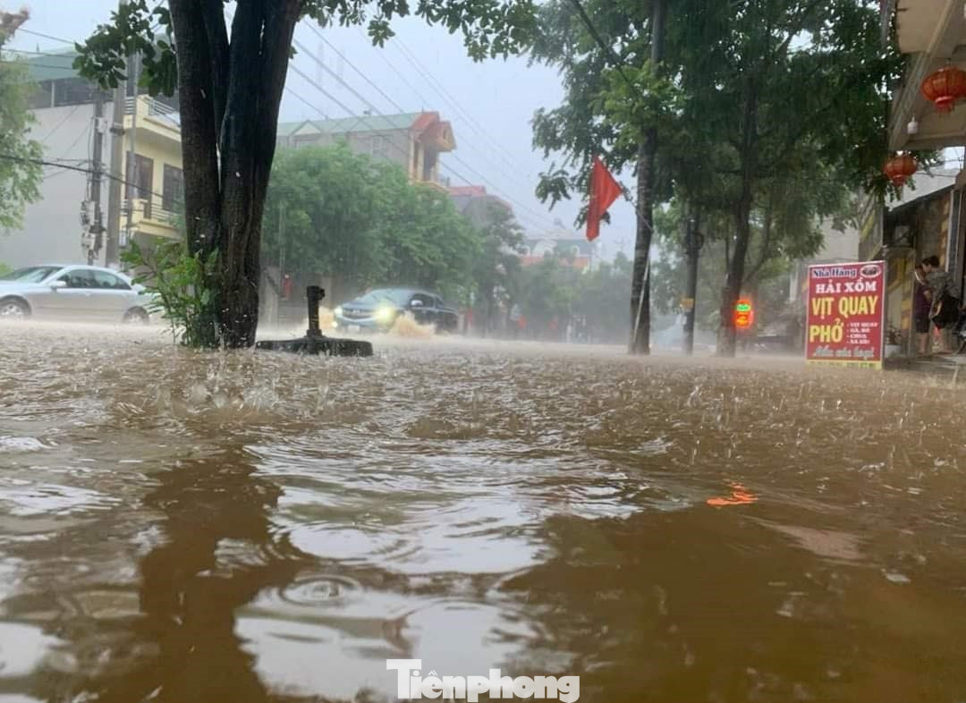 Đường biến thành sông