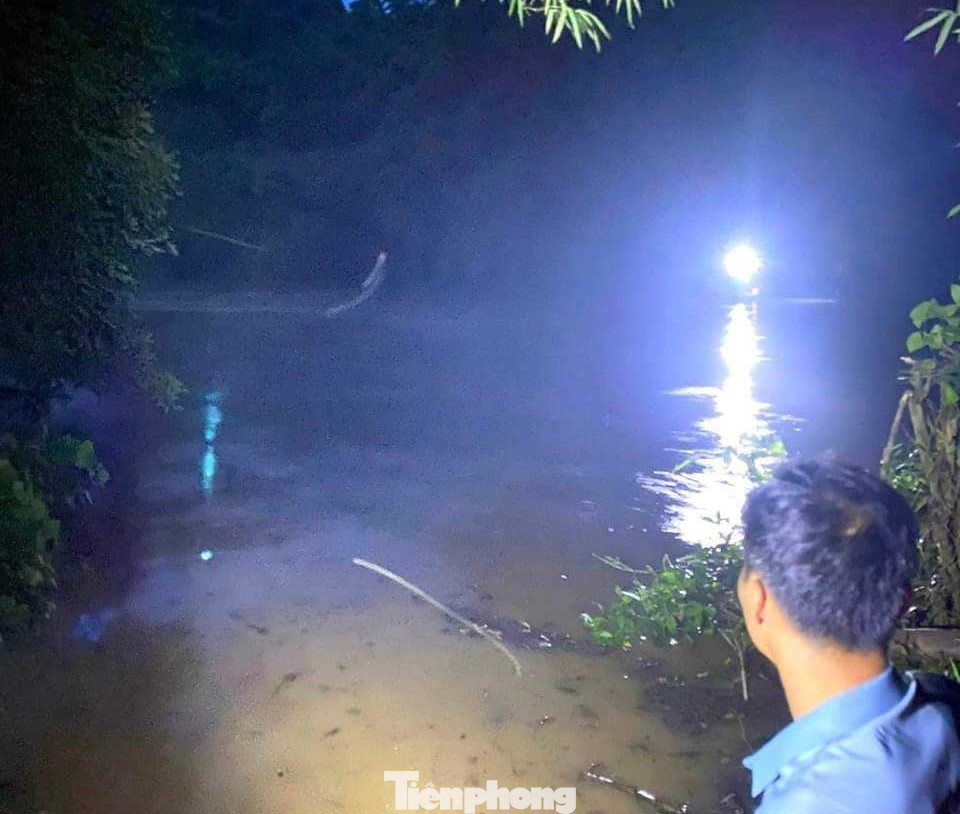 Lực lượng chức năng tổ chức tổ, đội trắng đêm tìm kiếm nạn nhân. Lực lượng chức năng tổ chức tổ, đội trắng đêm tìm kiếm nạn nhân.