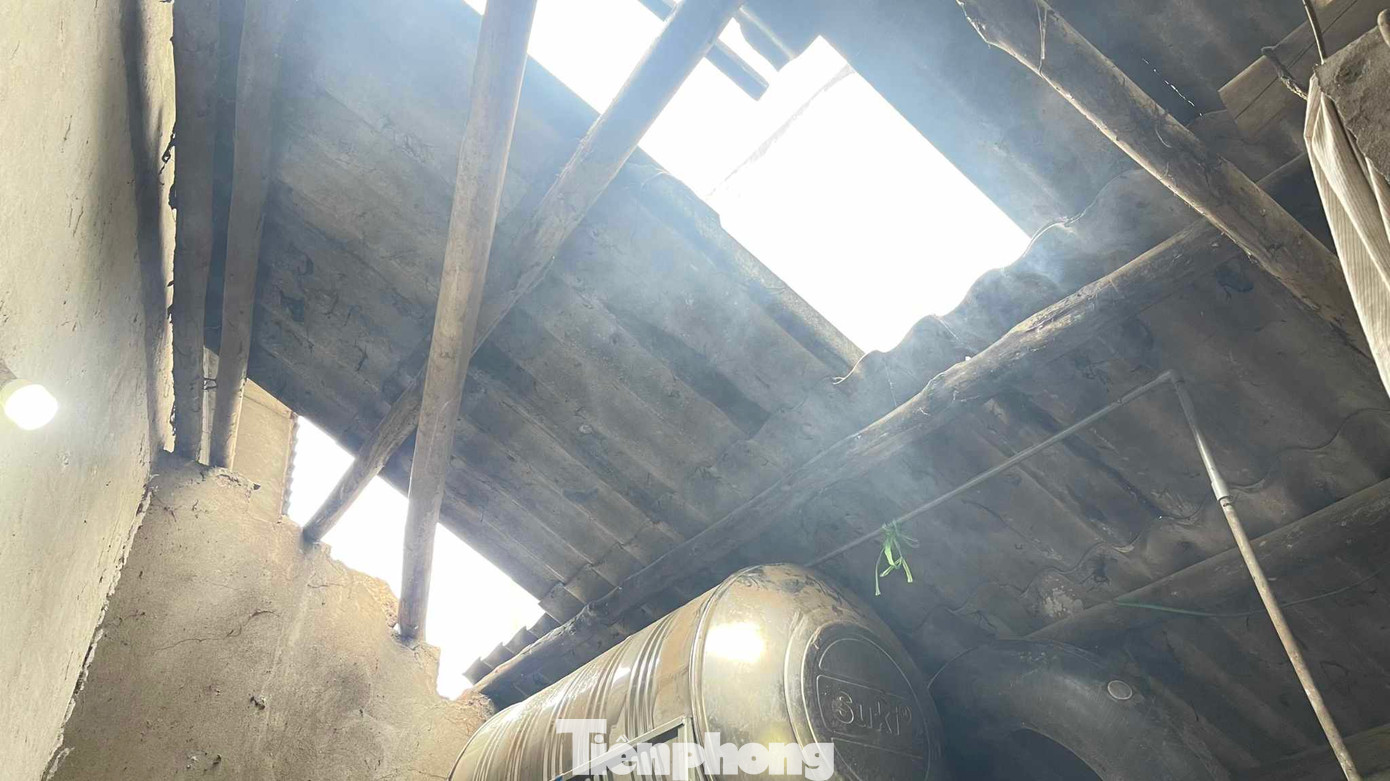 Giông lốc lớn, mưa đá làm thủng mái nhà dân. Ảnh: Duy Chiến