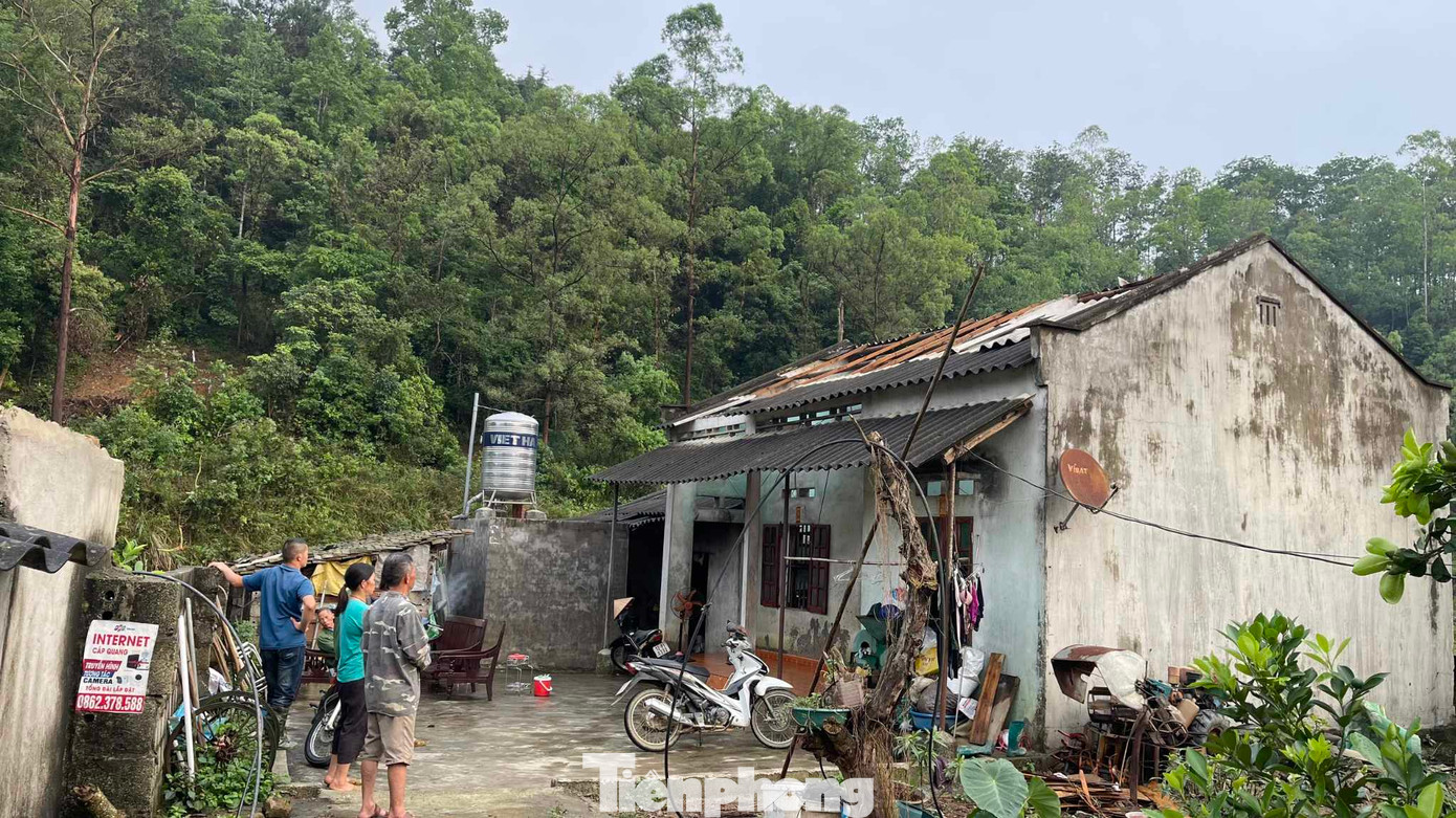 Gần 800 ngôi nhà bị tốc mái, hư hại. Ảnh: Duy Chiến