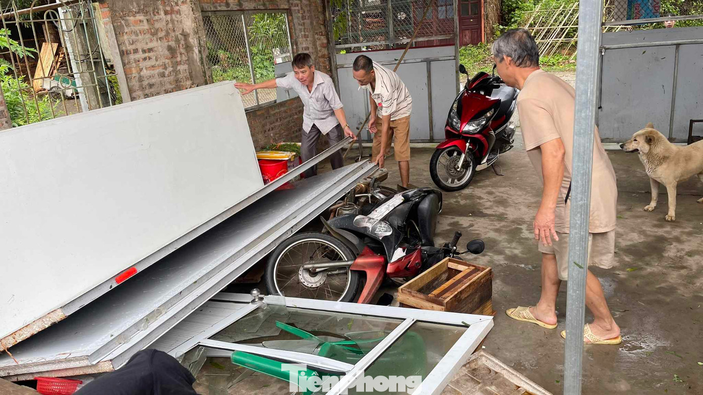 Sau giông lốc, nhiều tài sản của người dân bị hư hỏng.