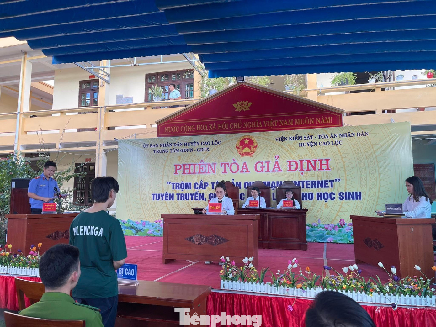 Phiên tòa giả định "Chiếm đoạt tài sản qua mạng Internet" thu hút sự chú ý của người xem -Ảnh: Duy Chiến