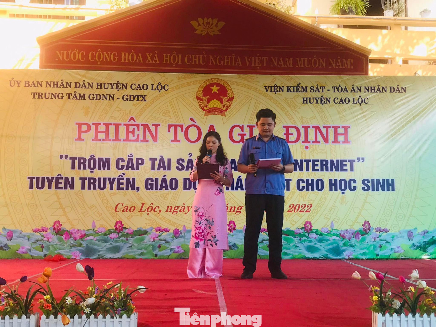 Thầy cô giáo và cán bộ đơn vị chức năng tham gia tuyên truyền -Ảnh: Duy Chiến