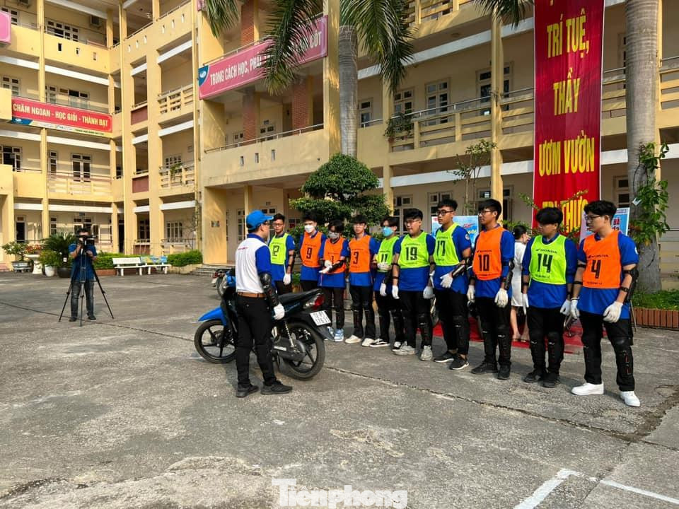 Hướng dẫn lái xe an toàn, giữ gìn an ninh trật tự -Ảnh: Duy Chiến