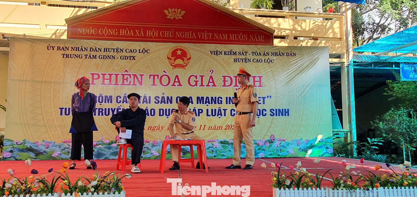 Các đề tài an toàn giao thông được các nhà trường chú trọng tuyên truyền bằng hình thức sân khấu hóa, tiểu phẩm hấp dẫn -Ảnh: Duy Chiến