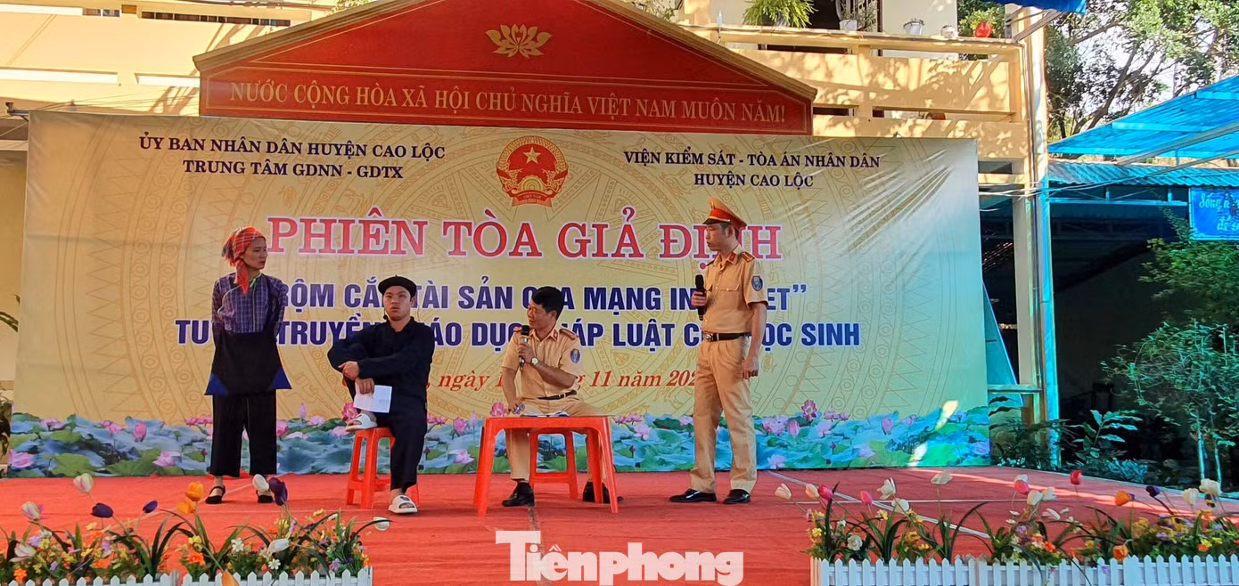 Các đề tài an toàn giao thông được các nhà trường chú trọng tuyên truyền bằng hình thức sân khấu hóa, tiểu phẩm hấp dẫn -Ảnh: Duy Chiến
