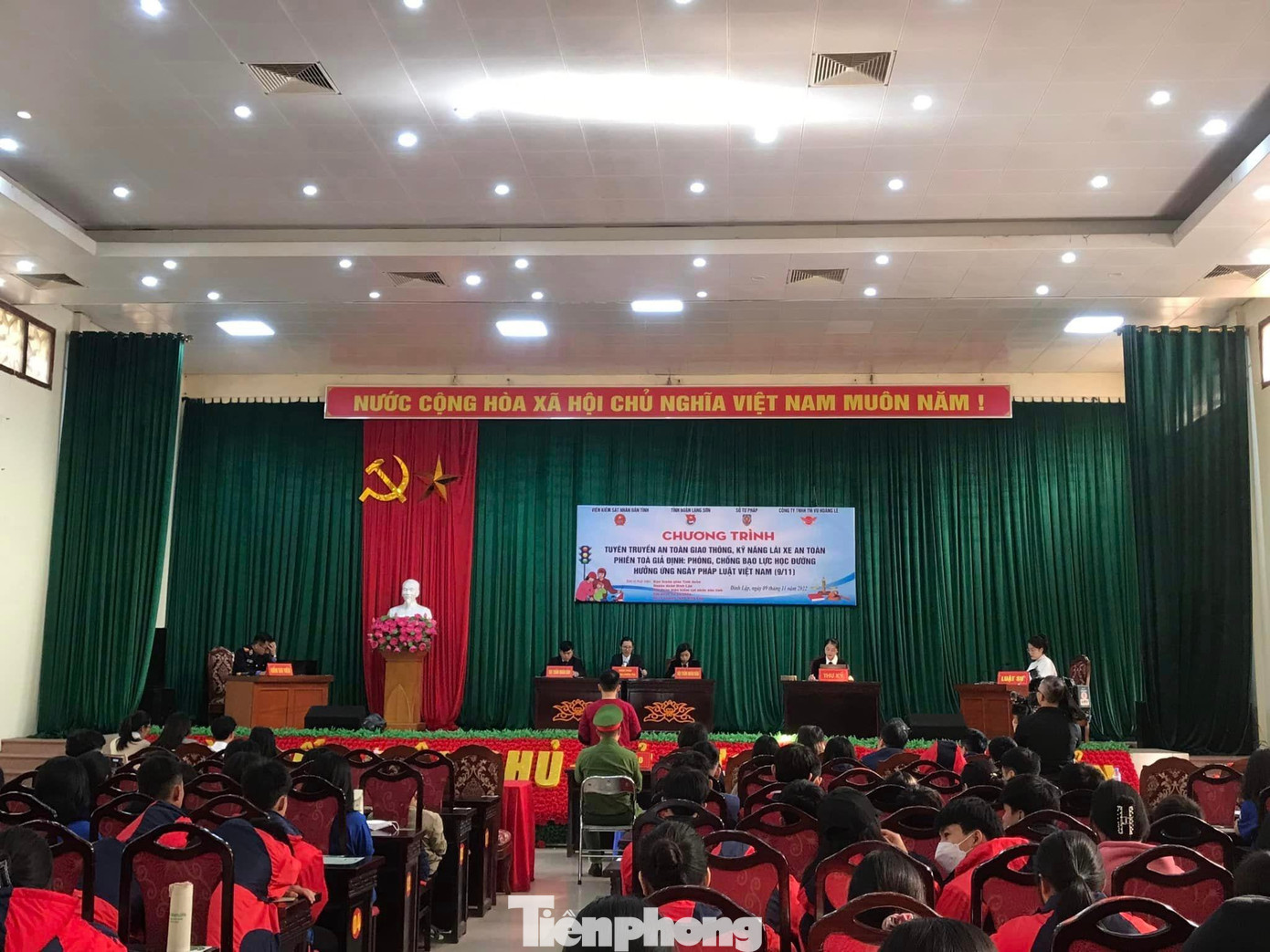 Tại trường THPT Đình Lập (huyện Đình Lập, Lạng Sơn) tổ chức "Phiên tòa giả định" tuyên truyền pháp luật về an toàn giao thông, phòng chống các tệ nạn xã hội -Ảnh: Duy Chiến