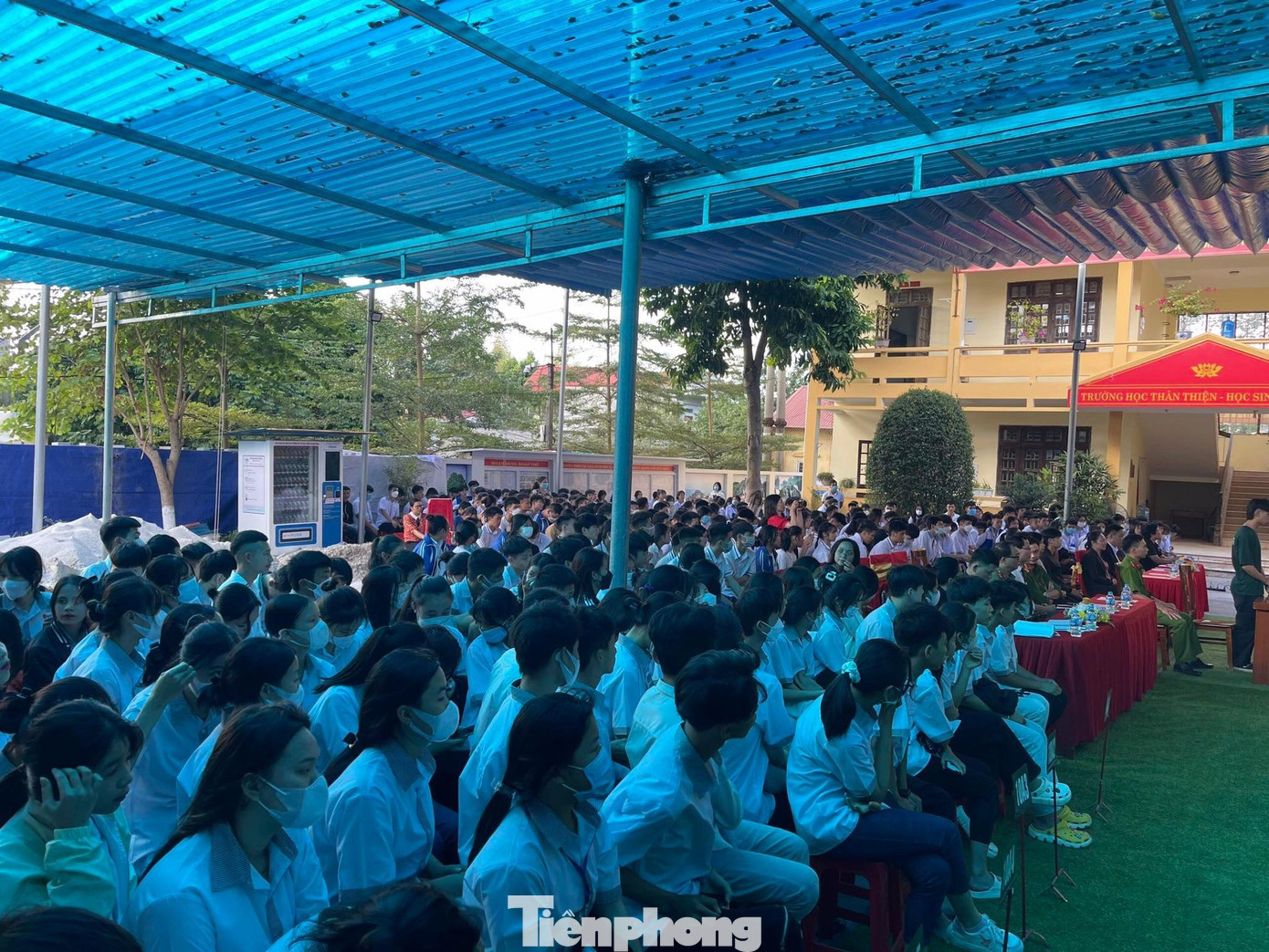 Đông đảo đoàn viên, thanh niên Trung tâm GDNN-GDTX huyện Cao Lộc chăm chú lắng nghe, theo dõi phiên tòa giả định "Chiếm đoạt tài sản qua mạng Internet"