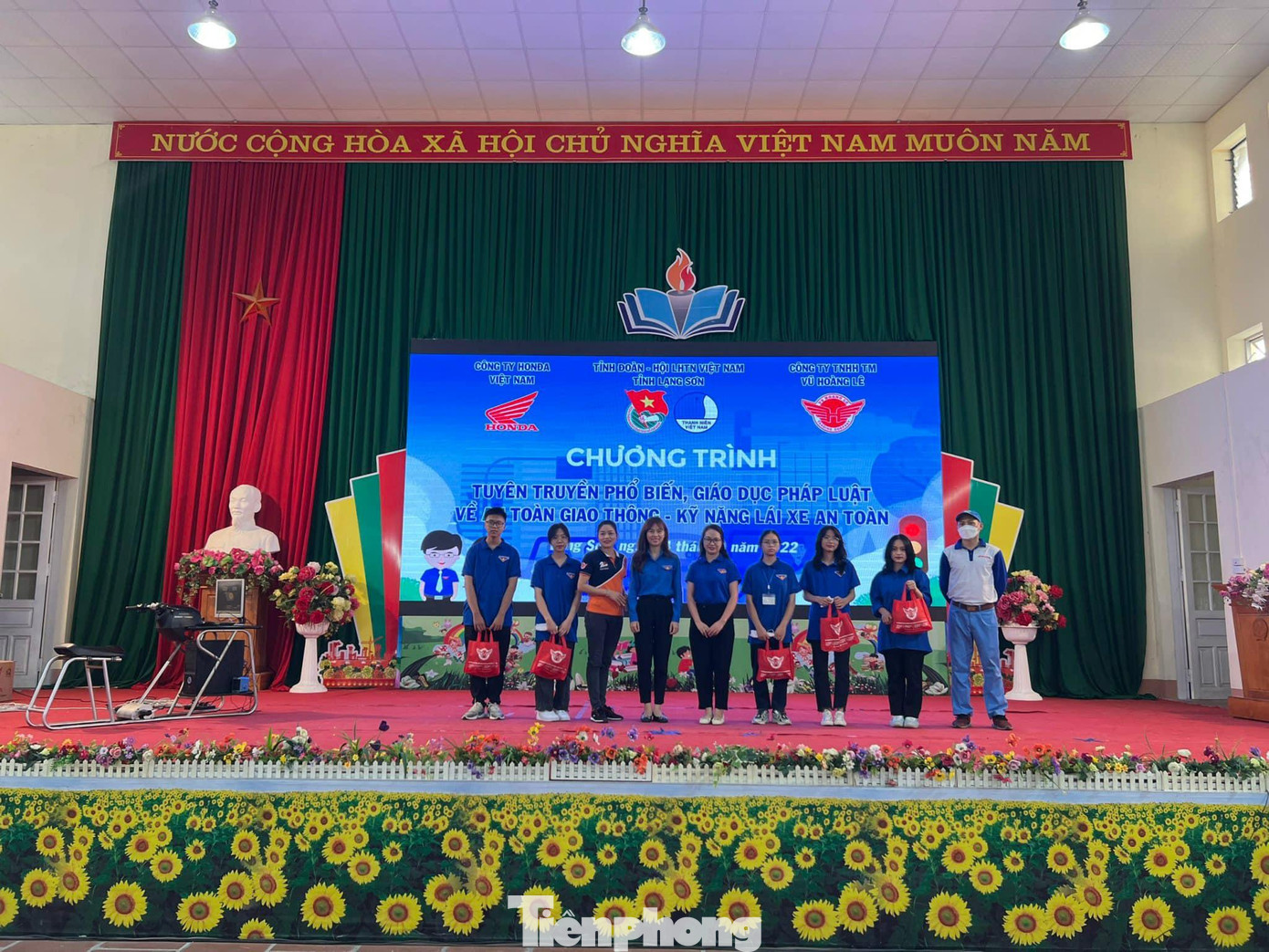 Bên cạnh tuyên truyền pháp luật, tổ chức Đoàn và các nhà trường còn tặng quà cho học sinh nghèo, gia đình nạn nhân trong các vụ án đã xét xử -Ảnh: Duy Chiến