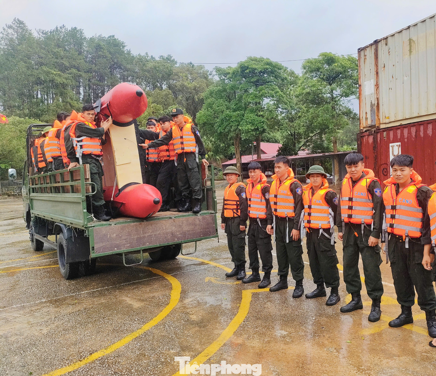 Lực lượng cứu hộ, cứu nạn Công an Lạng Sơn sẵn sàng làm nhiệm vụ, giúp dân phòng chống mưa bão.