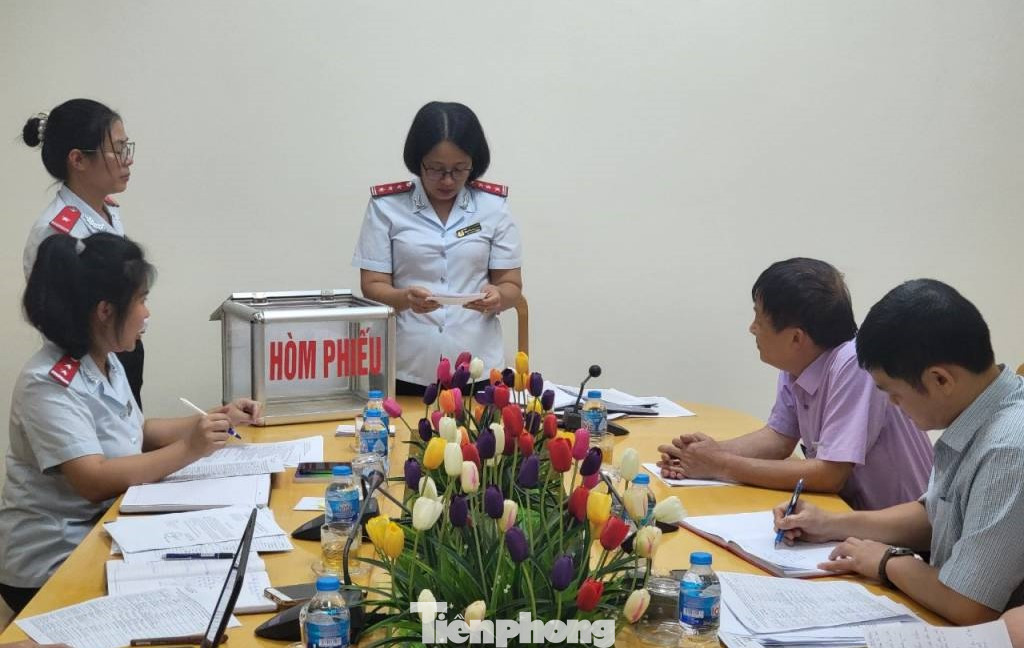 Thanh tra tỉnh Lạng Sơn chủ trì lựa chọn, bốc thăm ngẫu nhiên danh sách người có nghĩa vụ kê khai, xác minh tài sản. Ảnh: TT