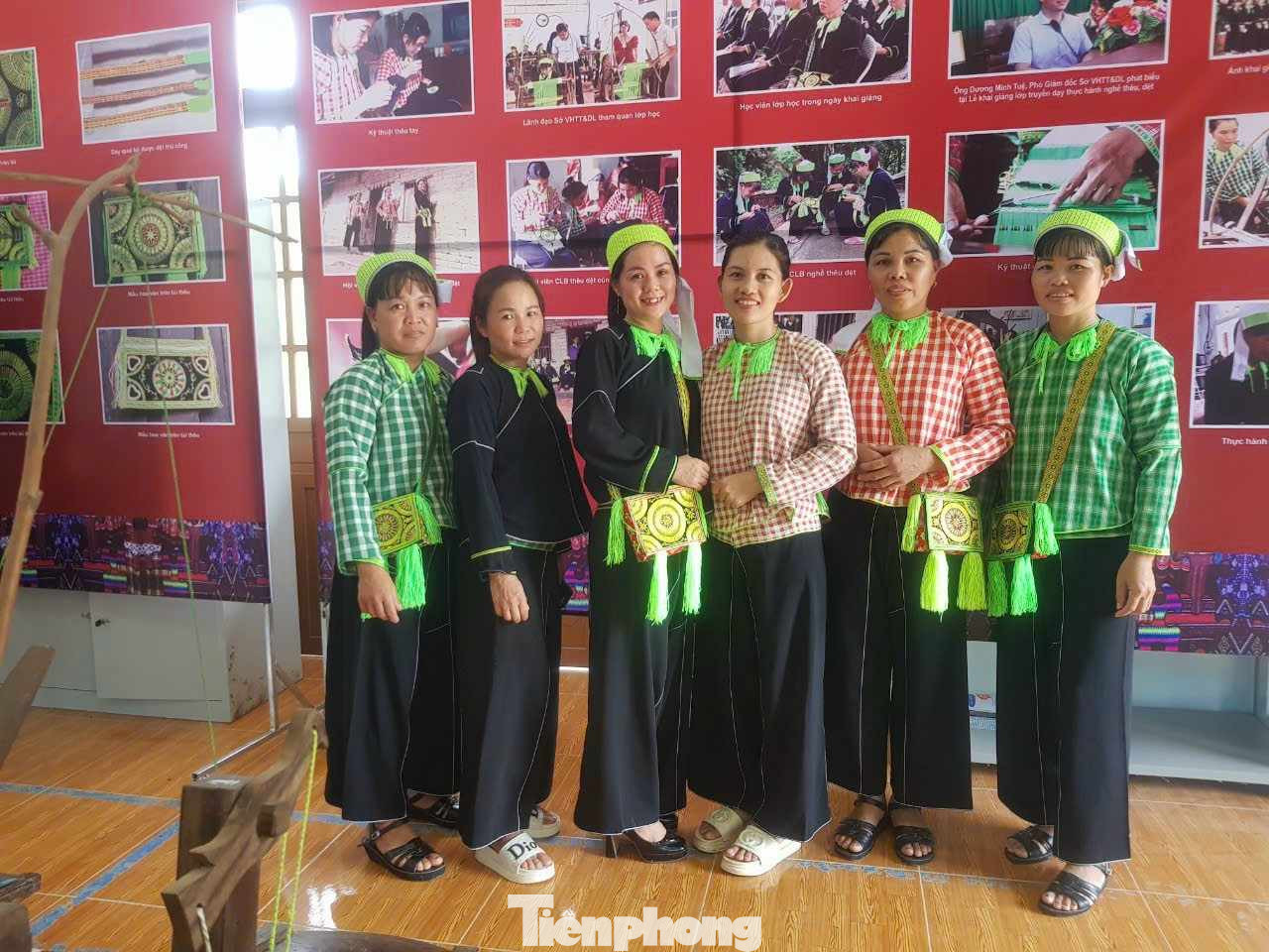 Lớp học thêu dệt chủ yếu là phụ nữ dân tộc thiểu số ở huyện Cao Lộc, Lạng Sơn. Ảnh: Duy Chiến Lớp học thêu dệt chủ yếu là phụ nữ dân tộc thiểu số ở huyện Cao Lộc, Lạng Sơn. Ảnh: Duy Chiến