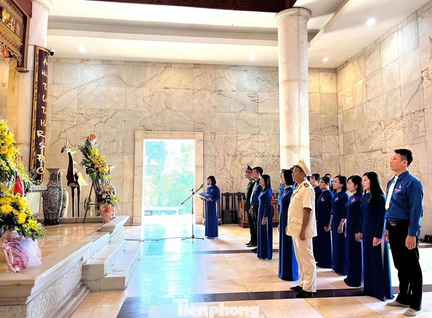 Chị Hoàng Hồng Diệu, Bí thư Tỉnh Đoàn Cao Bằng báo công dâng Bác tại Đền thờ Chủ tịch Hồ Chí Minh trong khu di tích lịch sử Pác Bó -Ảnh: PV Chị Hoàng Hồng Diệu, Bí thư Tỉnh Đoàn Cao Bằng báo công dâng Bác tại Đền thờ Chủ tịch Hồ Chí Minh trong khu di tích lịch sử Pác Bó -Ảnh: PV