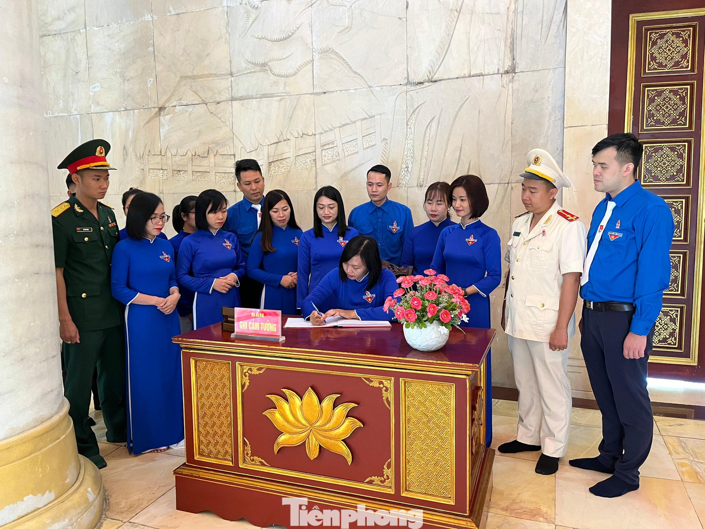 Thay mặt tuổi trẻ tỉnh Cao Bằng, chị Hoàng Hồng Diệu, Bí thư Tỉnh Đoàn ghi cảm tưởng tại đền Thờ Chủ tịch Hồ Chí Minh -Ảnh: PV Thay mặt tuổi trẻ tỉnh Cao Bằng, chị Hoàng Hồng Diệu, Bí thư Tỉnh Đoàn ghi cảm tưởng tại đền Thờ Chủ tịch Hồ Chí Minh -Ảnh: PV