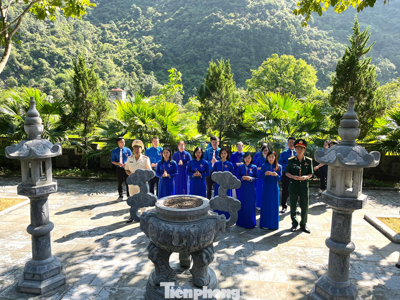 Dâng hương, viếng mộ anh Kim Đồng, xã Trường Hà, huyện Hà Quảng, tỉnh Cao Bằng -Ảnh: PV Dâng hương, viếng mộ anh Kim Đồng, xã Trường Hà, huyện Hà Quảng, tỉnh Cao Bằng -Ảnh: PV