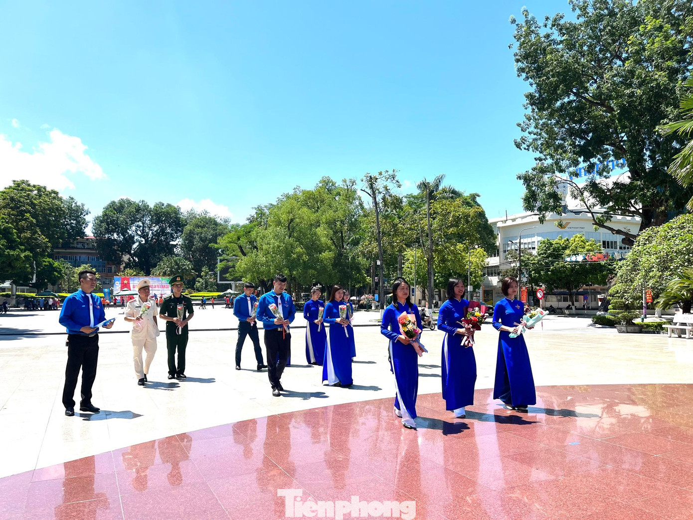 Dâng hương, dâng hoa tại tượng đài Chủ tịch Hồ Chí Minh ở trung tâm thành phố Cao Bằng -Ảnh: PV Dâng hương, dâng hoa tại tượng đài Chủ tịch Hồ Chí Minh ở trung tâm thành phố Cao Bằng -Ảnh: PV