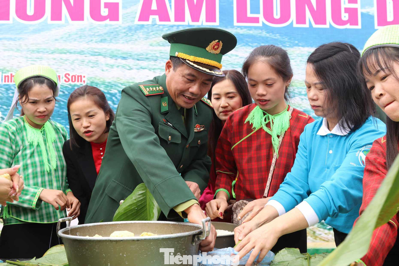 Quân dân cùng gói bánh chưng Tết tặng cho hộ nghèo biên giới. Ảnh: Duy Chiến Quân dân cùng gói bánh chưng Tết tặng cho hộ nghèo biên giới. Ảnh: Duy Chiến