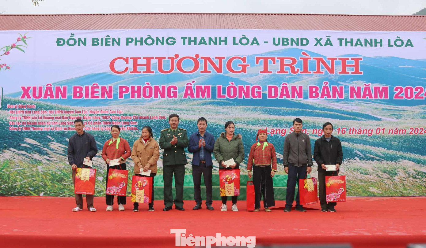 Nhân dân và lực lượng Biên phòng chung nhau xây dựng đời sống ấm no, hạnh phúc trên rẻo biên cương. Ảnh: Duy Chiến