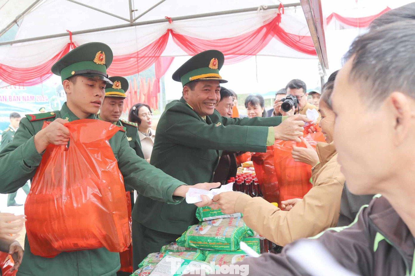 Tặng quà cho hộ nghèo biên giới. Tặng quà cho hộ nghèo biên giới.