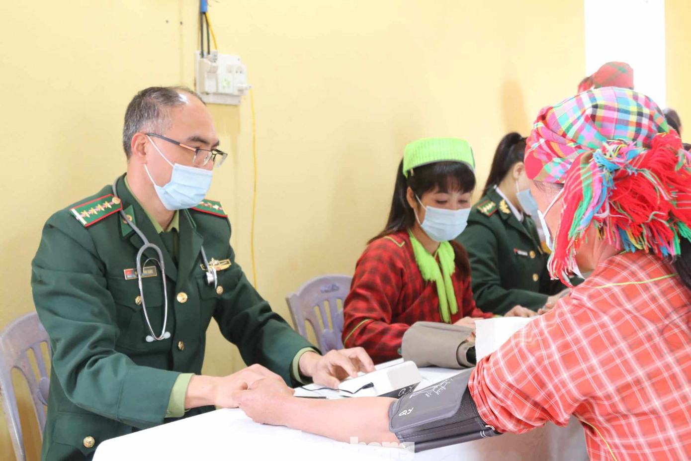 Khám bệnh, phát thuốc miễn phí cho nhân dân. Khám bệnh, phát thuốc miễn phí cho nhân dân.