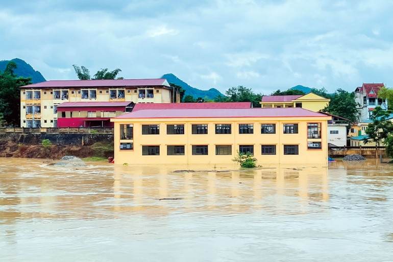 Do ảnh hưởng của cơn bão số 3, Trường Phổ thông Dân tộc nội trú Nà Rì (Bắc Kạn) ngập chìm trong nước. Do ảnh hưởng của cơn bão số 3, Trường Phổ thông Dân tộc nội trú Nà Rì (Bắc Kạn) ngập chìm trong nước.