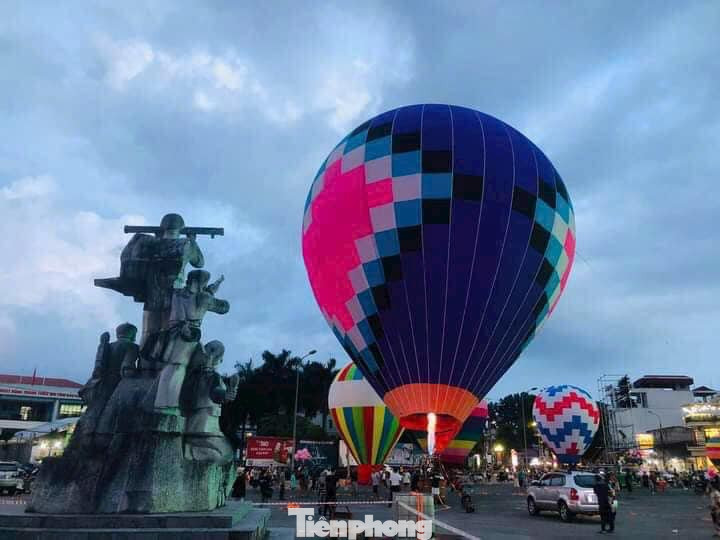 Đông đảo người dân, du khách muôn phương về Bắc Kạn tham dự chương trình Qua những miền di sản Việt Bắc 2024.