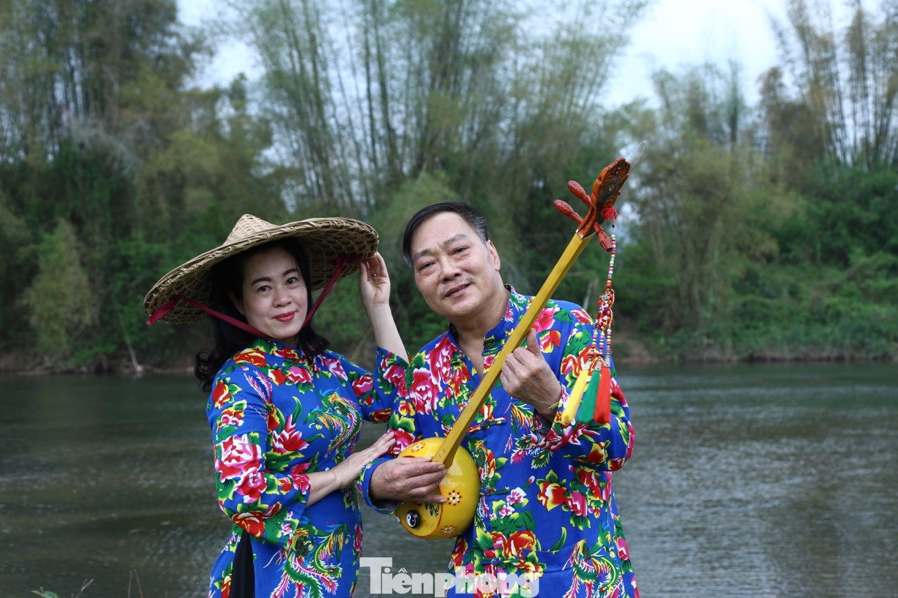 Các nghệ nhân giao lưu hát Then, đàn tính. Ảnh: Duy Chiến.