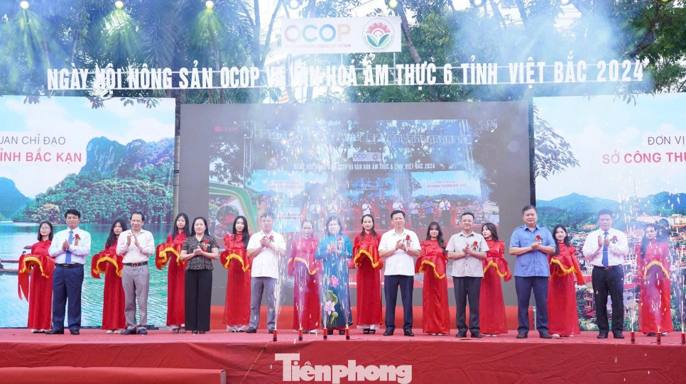 Ngày hội quảng bá nông sản 6 tỉnh Việt Bắc cũng được tổ chức đan xen, sôi nổi.