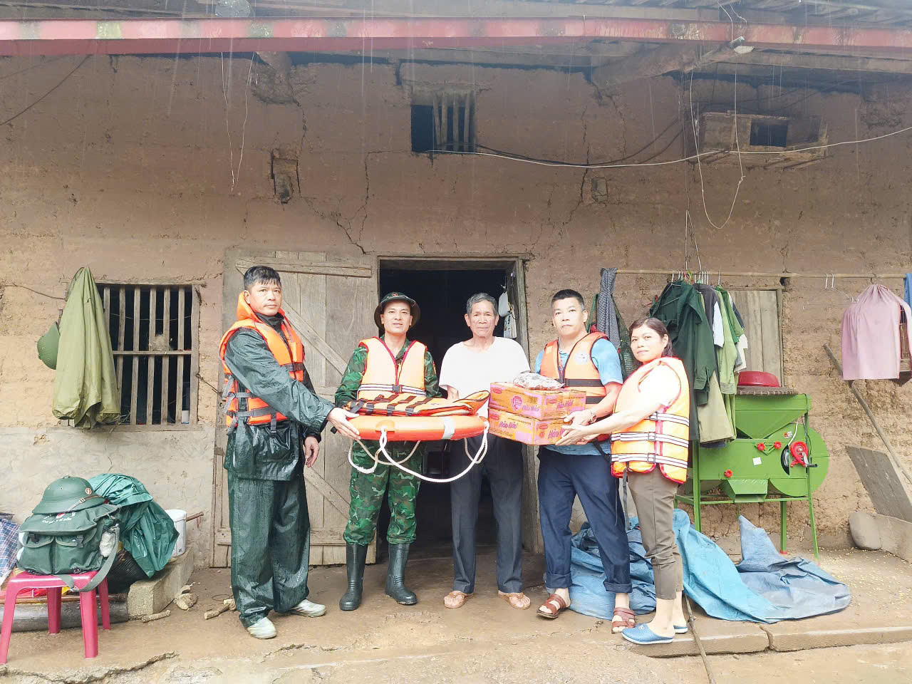 Cán bộ, chiến sĩ Đồn Biên phòng Chi Lăng (Lạng Sơn) tặng mì tôm, nhu yếu phẩm, phao cứu sinh cho nhân dân vùng ngập lụt biên giới Lạng Sơn.