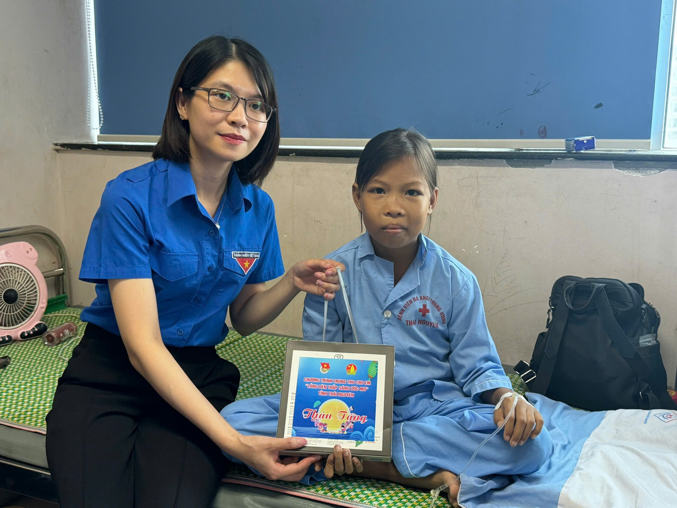 Tỉnh Đoàn- Hội đồng Đội tỉnh Thái Nguyên trao quà trung thu cho các bệnh nhi.