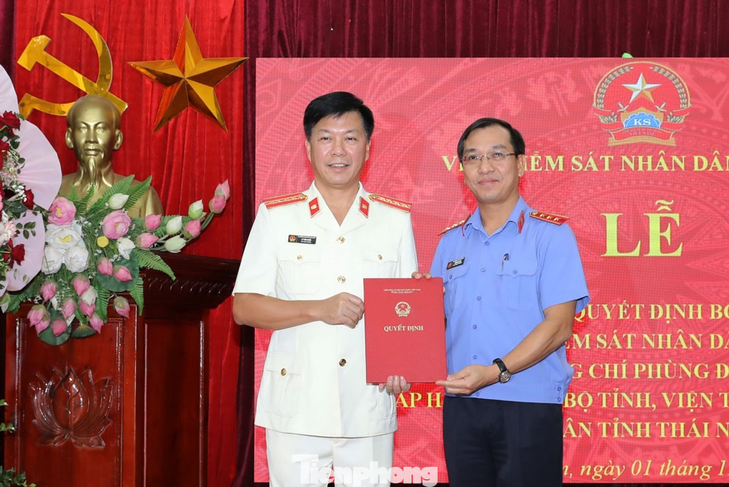 Tân Viện trưởng VKSND tỉnh Thái Nguyên Lý Văn Huấn (bìa trái) nhận Quyết định bổ nhiệm.