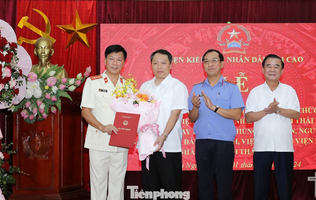 Lãnh đạo tỉnh Thái Nguyên tặng hoa chúc mừng tân Viện trưởng VKSND Thái Nguyên