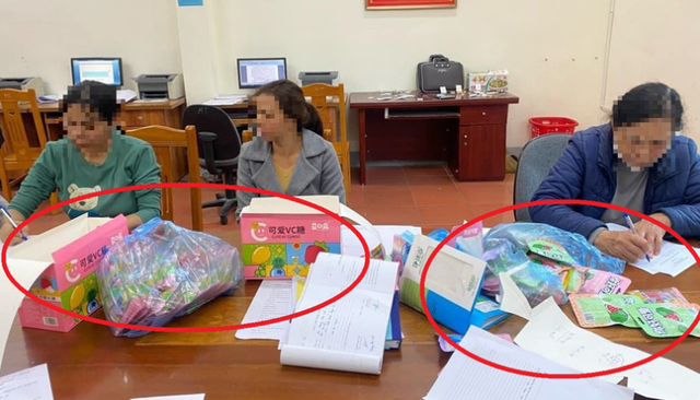 Các đối tượng bày bán kẹo trước cổng trường ở Lạng Sơn được triệu tập làm việc tại cơ quan công an.