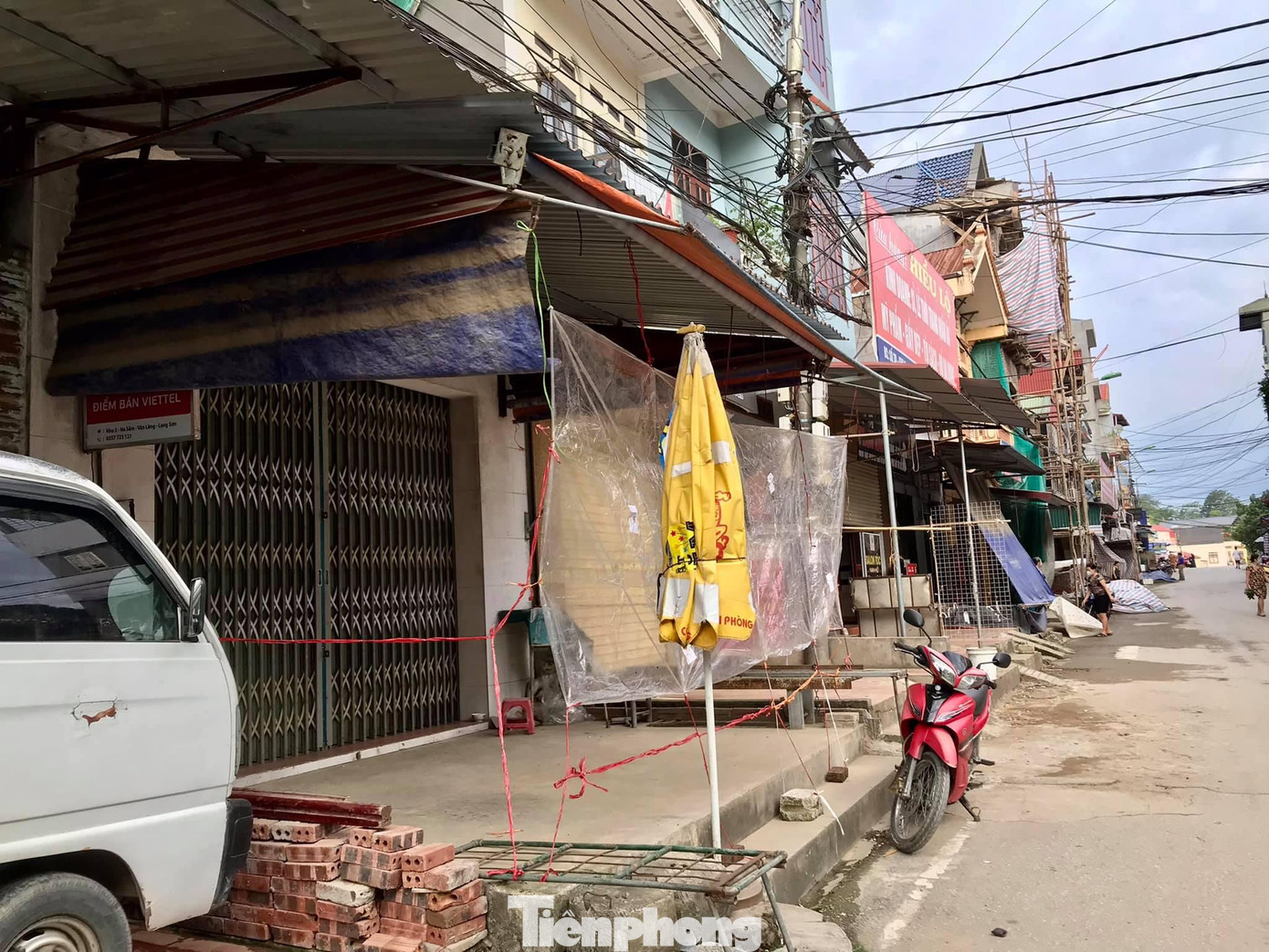 Nhiều cửa hàng, cửa hiệu ở thị trấn Na Sầm đóng cửa trong buổi sáng 13/8 -Ảnh: L.T Nhiều cửa hàng, cửa hiệu ở thị trấn Na Sầm đóng cửa trong buổi sáng 13/8 -Ảnh: L.T