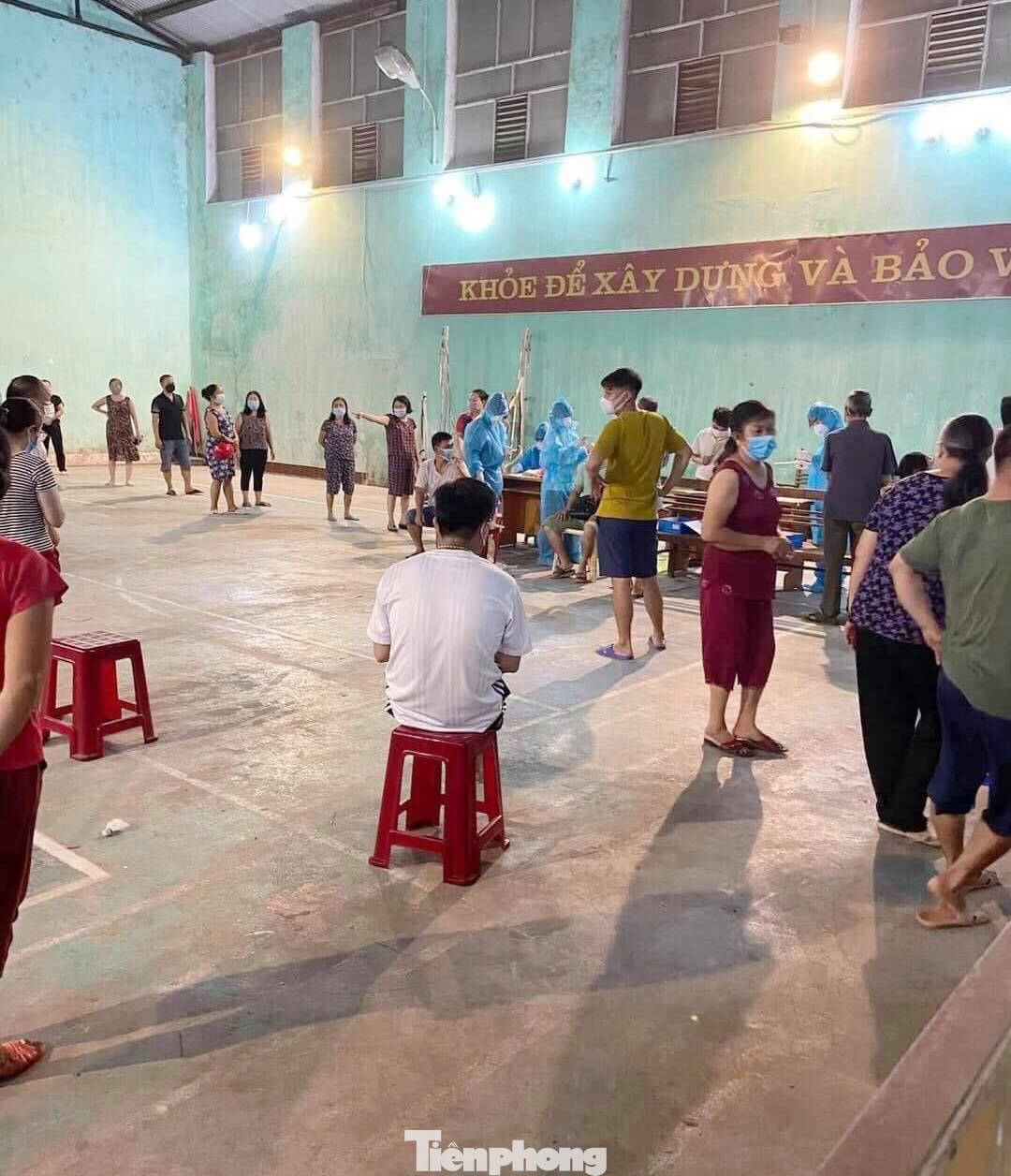 Người dân Na Sầm (huyện Văn Lãng) xuyên đêm xét nghiệm COVID-19 -Ảnh: L.T Người dân Na Sầm (huyện Văn Lãng) xuyên đêm xét nghiệm COVID-19 -Ảnh: L.T