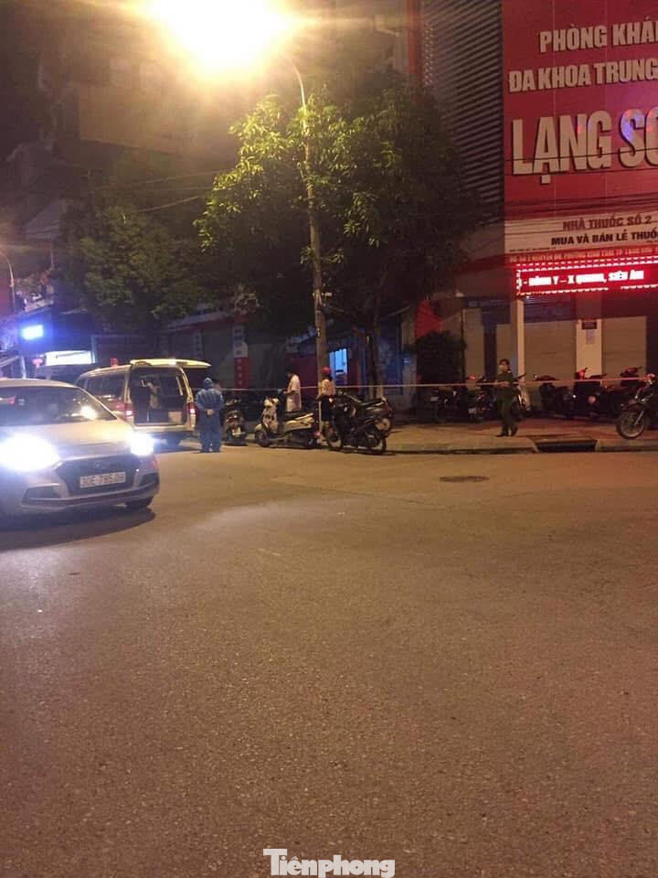 Lực lượng chức năng tiến hành phong tỏa phòng khám đa khoa số 2, Nguyễn Du, TP Lạng Sơn -Ảnh: TL Lực lượng chức năng tiến hành phong tỏa phòng khám đa khoa số 2, Nguyễn Du, TP Lạng Sơn -Ảnh: TL