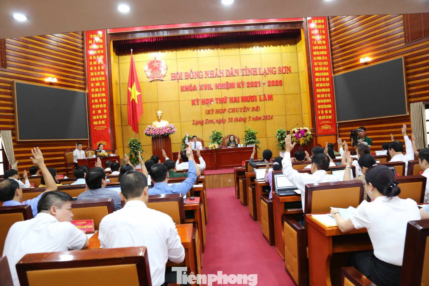 HĐND tỉnh Lạng Sơn biểu quyết thông qua các nghị quyết quan trọng của kỳ họp. Ảnh: Duy Chiến