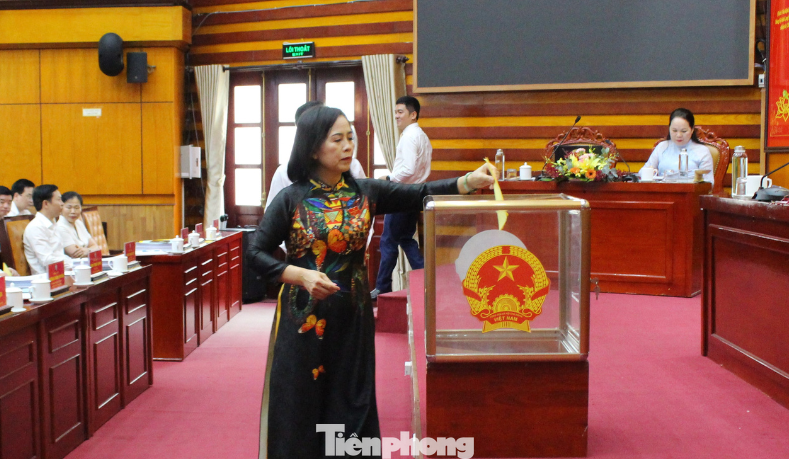 Đại biểu HĐND tỉnh bỏ phiếu bầu bổ sung Ủy viên UBND tỉnh Lạng Sơn. Ảnh: Duy chiến