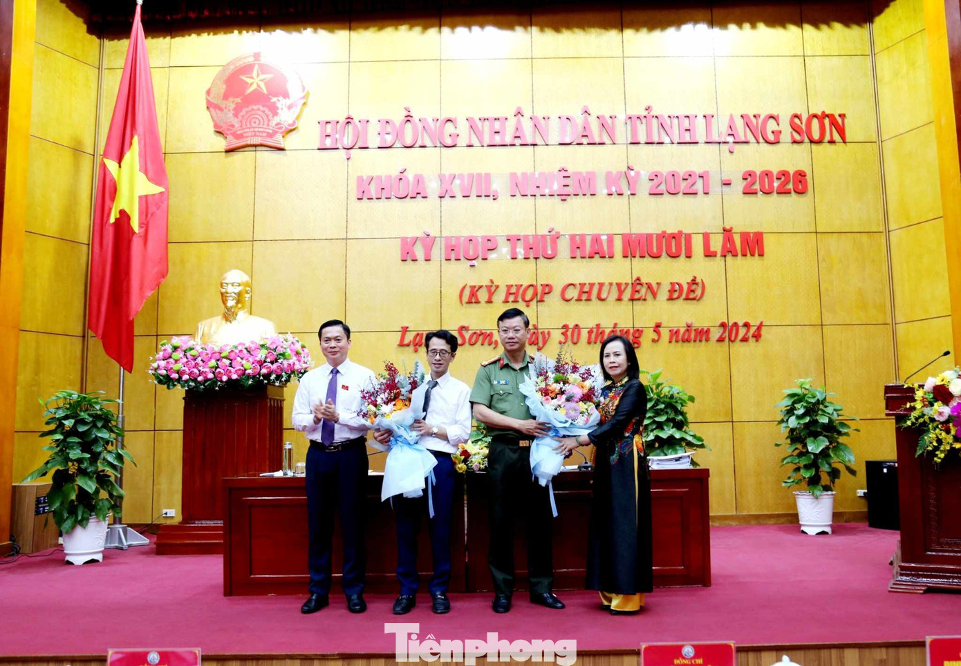 Ông Nguyễn Duy Đông- Giám đốc sở Xây dựng và Đại tá Vũ Như Hà- Giám đốc Công an tỉnh Lạng Sơn nhận hoa chúc mừng HĐND bầu làm Ủy viên UBND tỉnh Lạng Sơn. Ảnh: Duy Chiến