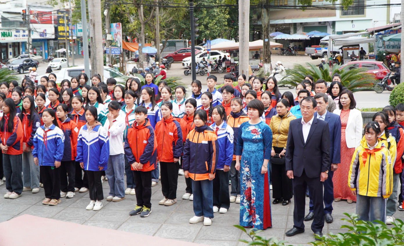 Báo công tại khuôn viên lưu niệm Chủ tịch Hồ Chí Minh tại thành phố Lạng Sơn.