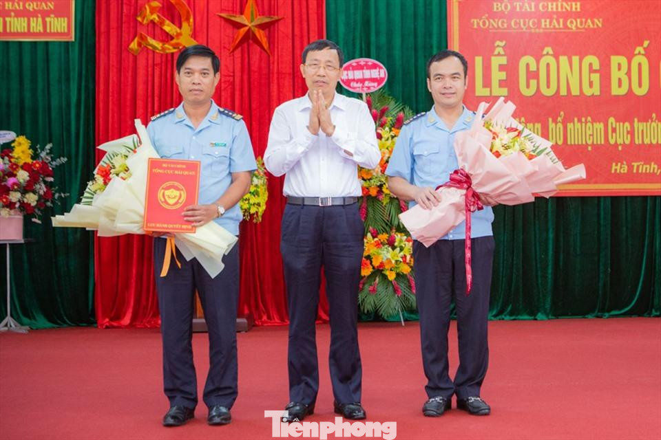 Ngày 25/3, Tổng cục hải Quan công bố quyết định luân chuyển ông Nguyễn Hồng Linh (bìa phải) và bổ nhiệm Cục trưởng Hải quan đối với ông Bùi Thanh San (bìa trái) làm Cục trưởng Hải quan tỉnh Hà Tĩnh -Ảnh: TL