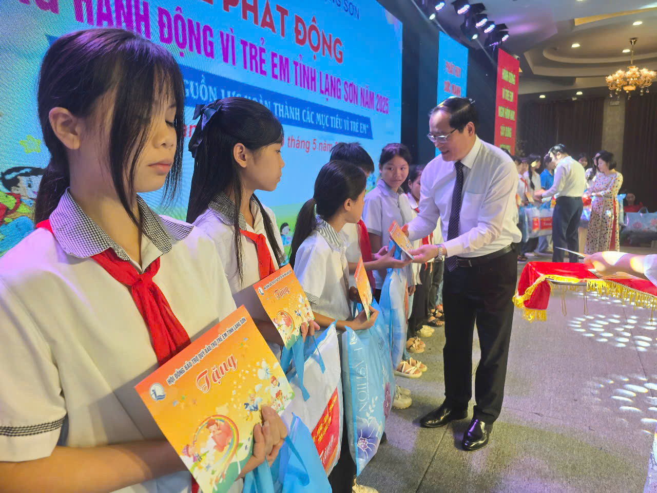 Nhằm quan tâm, động viên và làm tốt hơn hơn công tác chăm sóc trẻ em có hoàn cảnh đặc biệt khó khăn vươn lên học giỏi trên địa bàn tỉnh. Tại Chương trình ngày hôm nay, các đồng chí lãnh đạo tỉnh có những món quà dành tặng cho 50 trẻ em có hoàn cảnh đặc biệt khó khăn, tuy các em có nhiều thiệt thòi trong cuộc sống nhưng các em đã vượt qua những khó khăn, vất vả đó để vươn lên học giỏi, đạt được nhiều thành tích cao trong học tập và rèn luyện. Ảnh: Duy Chiến.