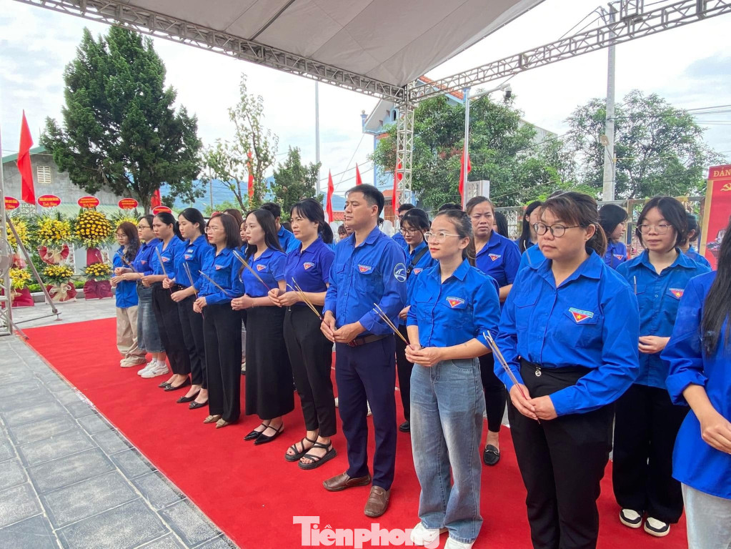 Ngày 31/5, Thành Đoàn Cao Bằng tổ chức dâng hương, dâng hoa tưởng nhớ đồng chí Hoàng Đình Giong- lãnh đạo tiền bối xuất sắc của Đảng tại Khu lưu niệm đồng chí ở thành phố Cao Bằng.