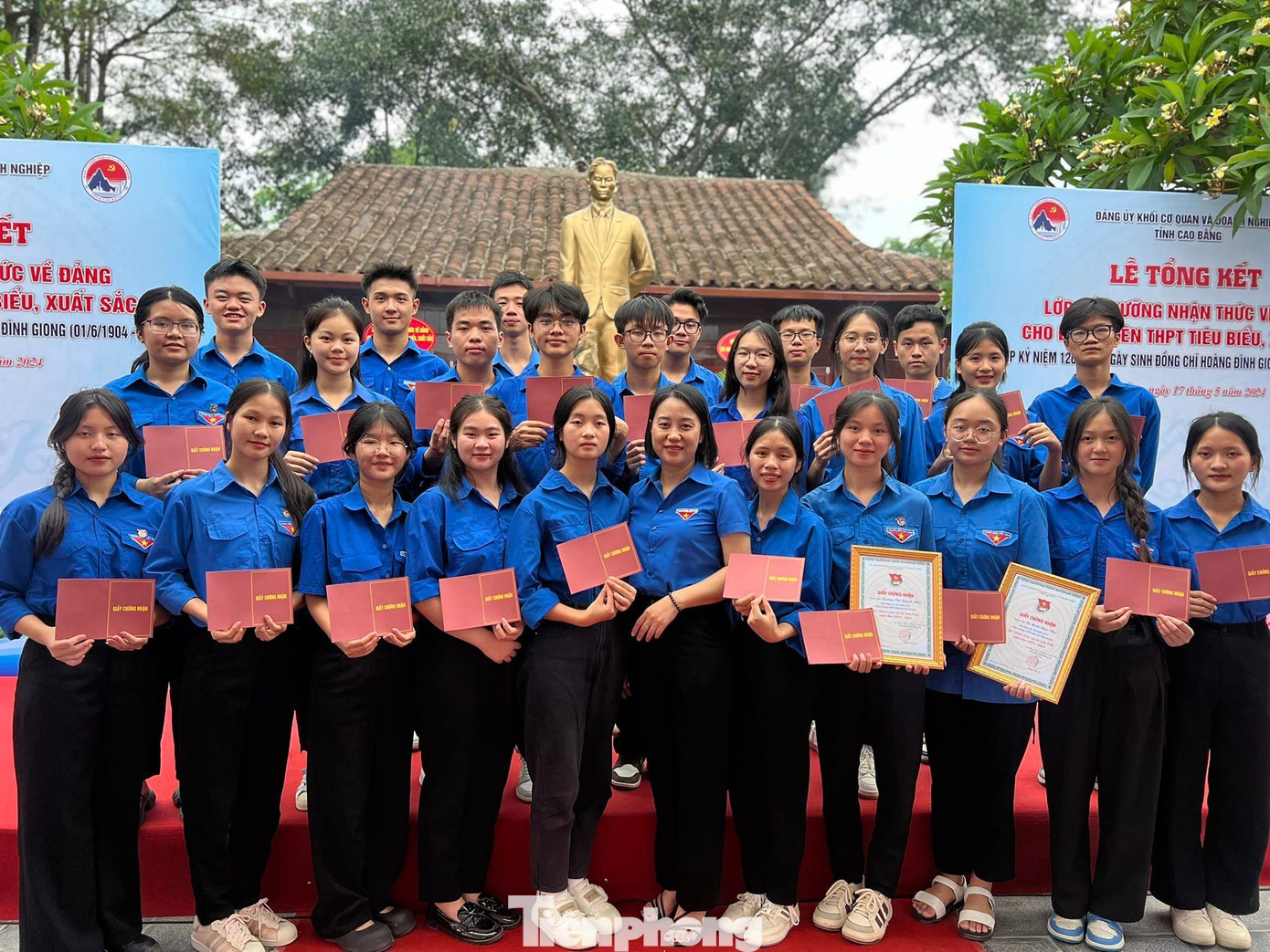 Các học viên xuất sắc nhận giấy chứng nhận lớp bồi dưỡng nhận thức về Đảng tại khu lưu niệm đồng chí Hoàng Đình Giong.