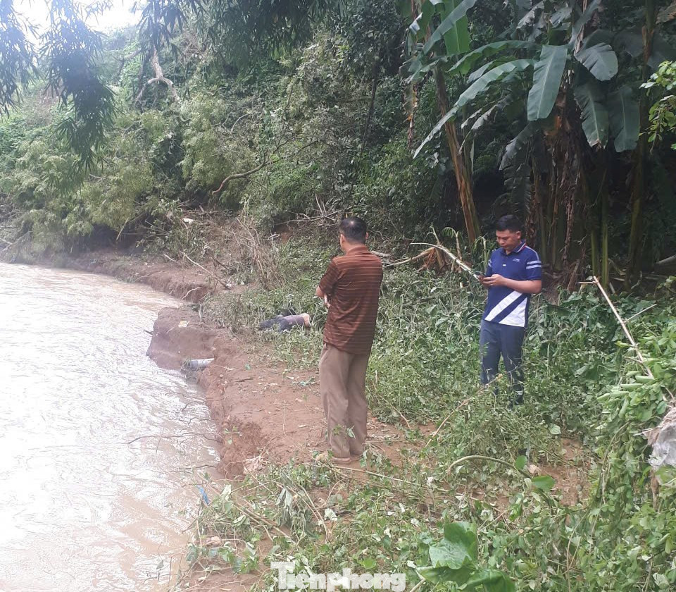 Lực lượng chức năng điều tra nguyên nhân, xử lý vụ việc (ảnh: Duy Chiến)